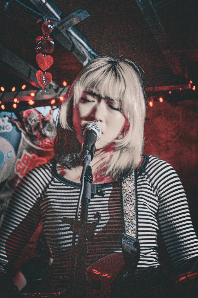 The singer of first known use at the microphone under red light